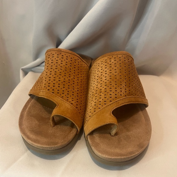 Earth Origins Tan Sandals with Perforated Design - Picture 3 of 7